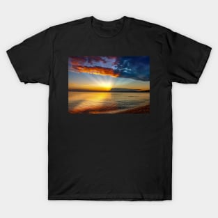 DRAMATIC OCEAN SUNRISE DESIGN T-Shirt